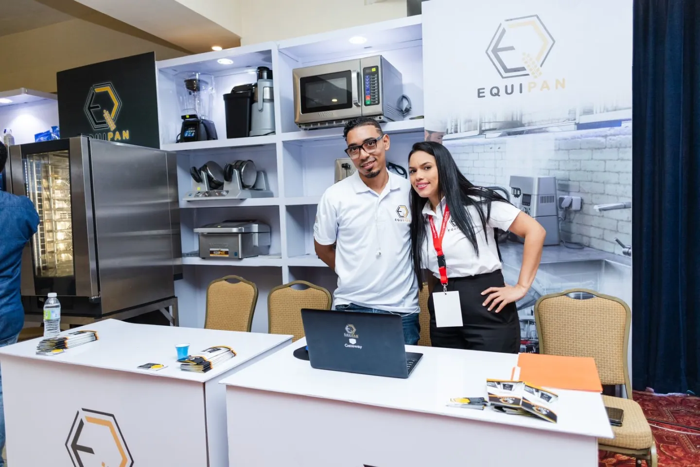 Equipo de una empresa de equipamiento profesional en su stand